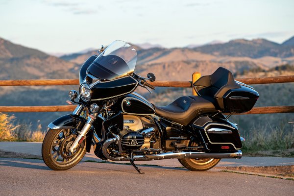 R 18 Transcontinental е част от наследството на на BMW Motorrad, която включва крузъри и други класически мотоциклети. Разполага със зверски 1802-кубиков двигател с мощност от 91 конски сили, който гарантира скорост от 180 километра в час.

Идва като стандарт с динамичен круиз контрол, предно стъкло, три различни режима на каране, автоматичен контрол на стабилността и динамичен контрол на спирачките на двигателя. 

Допълнителните функции включват активен круиз контрол, асистент за движение на заден ход и контрол на тръгване по наклон. BMW се предлага със стъпенки, които можете да използвате за почивка на краката по време на дълги пътувания. Други екстри са седалка с облегалка, дефлектори за вятър, кокпит с 10,5-инчов TFT дисплей, първокласна аудио система, резервоар за гориво от 25 литра, различни отделения за съхранение екипировка и пътни принадлежности.

Базовият модел R 18 се смята за един от най-недооценените мотоциклети на BMW, правени някога. 2024 R 18 Transcontinental започва от $23 995, а употребяваните модели могат да бъдат намерени между $14 000 и $20 000.